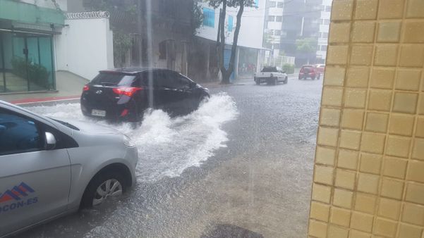 Rua alagada em Jardim da Penha por Caíque Verli