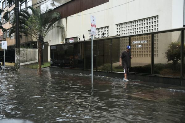 Ruas alagadas na Praia do Canto  por Ricardo Medeiros