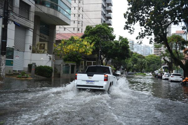 Ruas alagadas na Praia do Canto  por Ricardo Medeiros