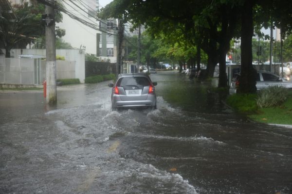 Ruas alagadas na Praia do Canto por Ricardo Medeiros