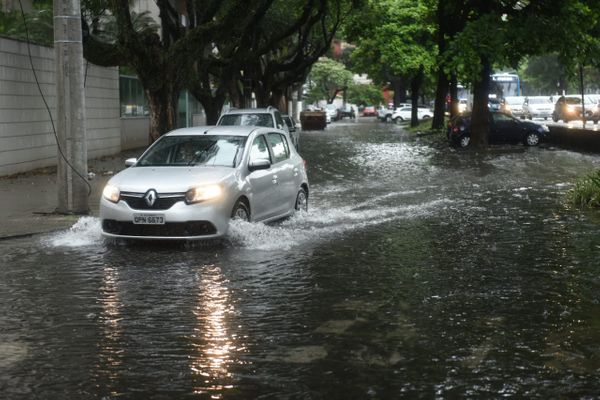 Ruas alagadas na Praia do Canto por Ricardo Medeiros