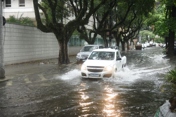 Ruas alagadas na Praia do Canto por Ricardo Medeiros