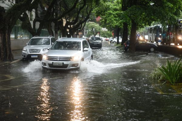 Ruas alagadas na Praia do Canto por Ricardo Medeiros