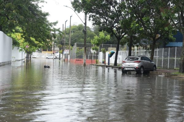 Ruas alagadas na Praia do Suá por Ricardo Medeiros