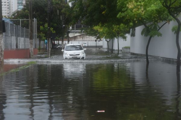 Ruas alagadas na Praia do Suá por Ricardo Medeiros