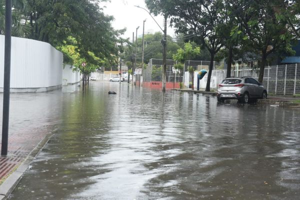 Ruas alagadas na Praia do Suá por Ricardo Medeiros