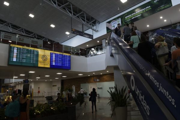 Saguão do Aeroporto de Vitória com símbolo da nova empresa adminsitradora  por Carlos Alberto Silva
