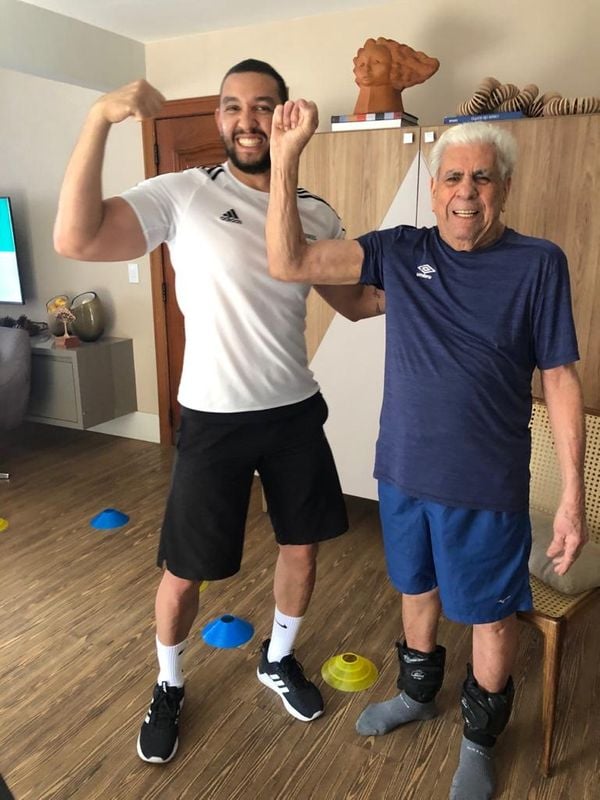 Seu Aquiles Mota com seu personal trainer: saúde de ferro aos 95 anos por Arquivo pessoal