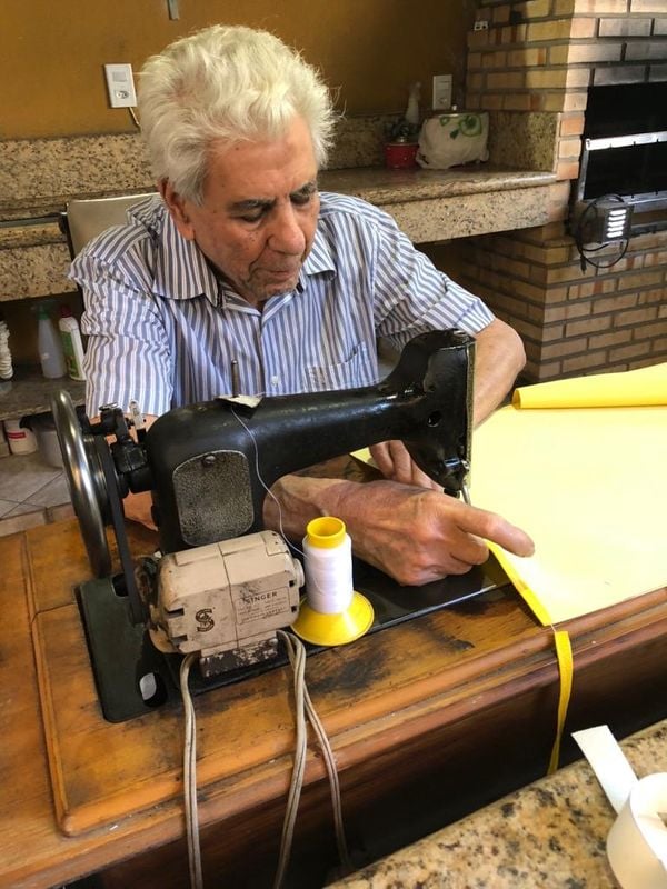 Seu Aquiles Mota, de 90 anos: ele trabalha o dia inteiro em sua loja, no interior do Estado por Arquivo pessoal