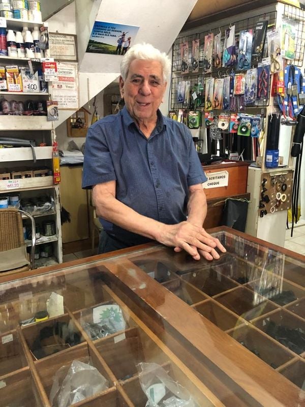 Seu Aquiles Mota, de 95 anos: ele trabalha o dia inteiro em sua loja, no interior do Estado por Arquivo pessoal