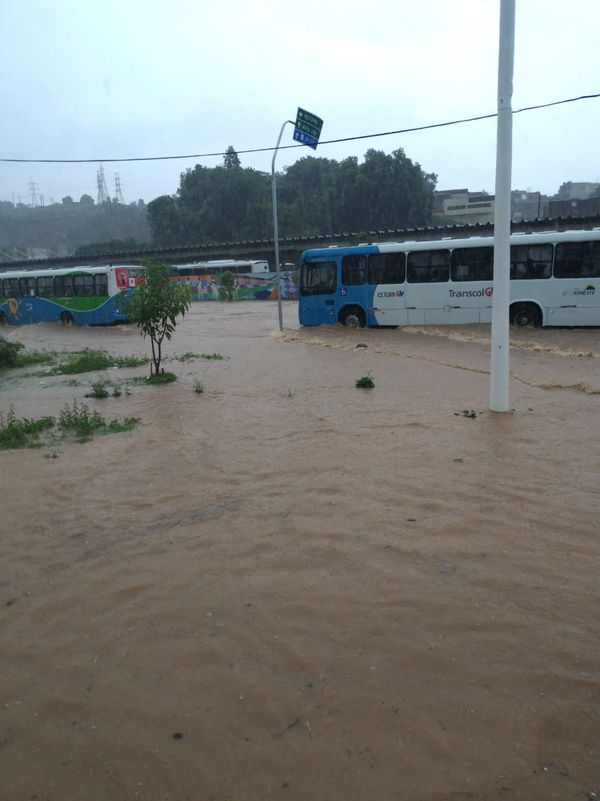 Situação na entrada do Terminal de Itacibá por Maíra Mendonça