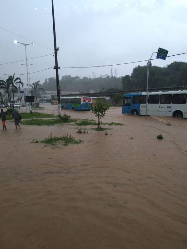 Situação na entrada do Terminal de Itacibá por Maíra Mendonça