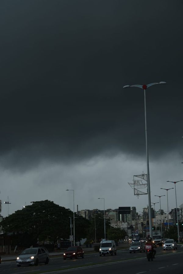 Tarde chuvosa em Vitória por Ricardo Medeiroso