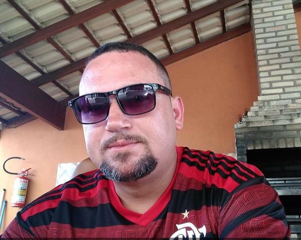 Valdemir Rauta passava de moto pela Avenida Jerônimo Monteiro, em Aribiri, quando foi atingido por tiro de bala perdida no peito. Crédito: Acervo pessoal