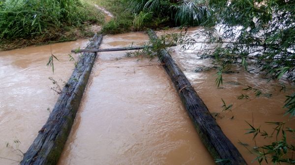 Água cobre ponte no Sul do Estado por Internauta