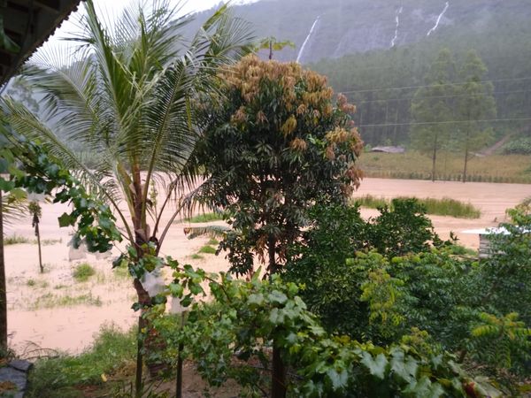 Chuva causa estragos nas comunidades de Pombal de Cima e Alto Pombal em Vargem Alta por Otávio Fiorin Panetto