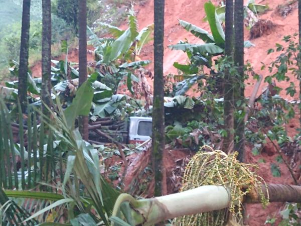 Chuva causa estragos nas comunidades de Pombal de Cima e Alto Pombal em Vargem Alta por Otávio Fiorin Panetto