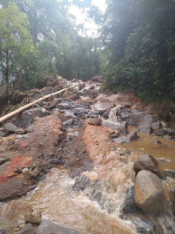 Chuva causa estragos nas comunidades de Pombal de Cima e Alto Pombal em Vargem Alta por Otávio Fiorin Panetto