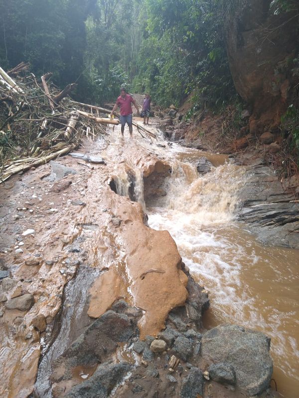 Chuva causa estragos nas comunidades de Pombal de Cima e Alto Pombal em Vargem Alta por Otávio Fiorin Panetto
