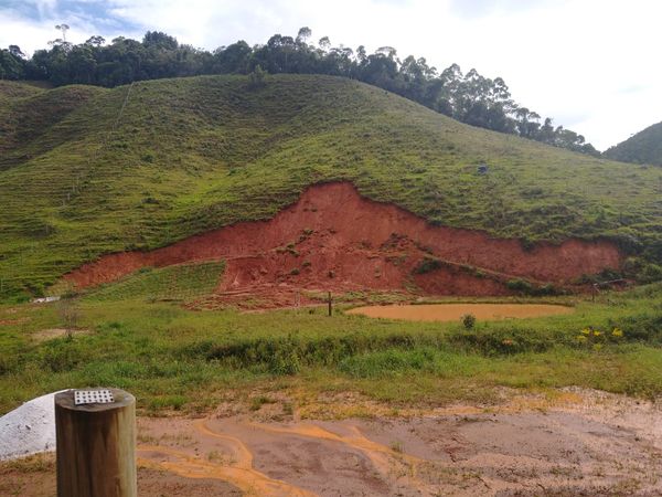 Chuva causa estragos nas comunidades de Pombal de Cima e Alto Pombal em Vargem Alta por Otávio Fiorin Panetto