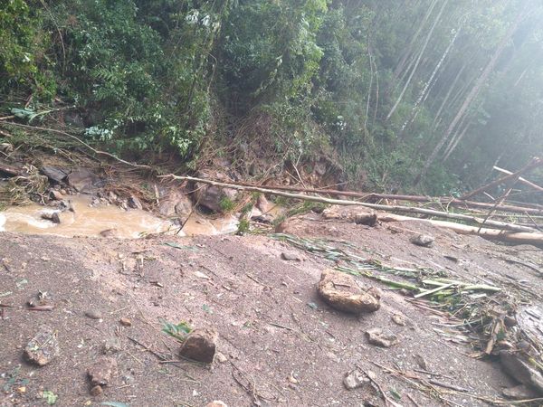 Chuva causa estragos nas comunidades de Pombal de Cima e Alto Pombal em Vargem Alta por Otávio Fiorin Panetto