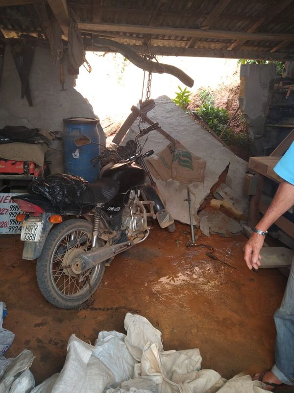 Chuva causa estragos nas comunidades de Pombal de Cima e Alto Pombal em Vargem Alta por Otávio Fiorin Panetto