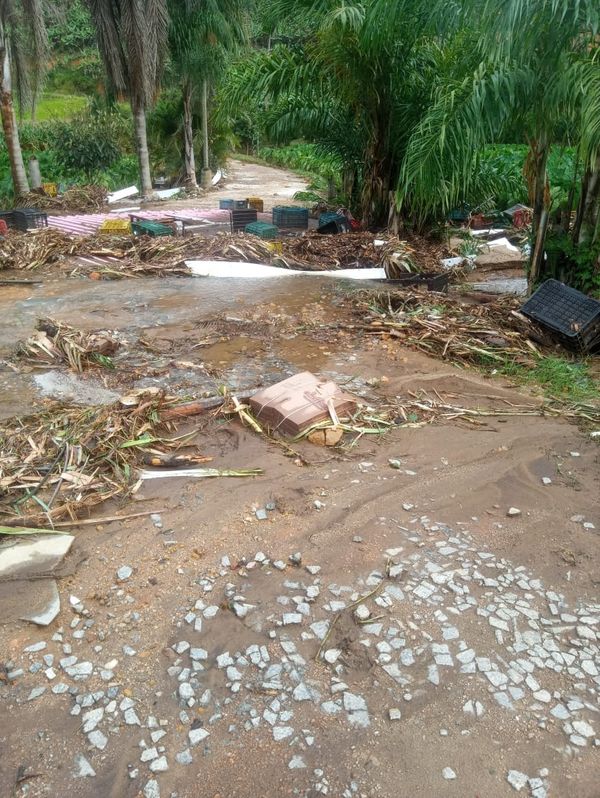 Empresa de Mariola é atingida por forte chuva nesta sexta (3) por Reprodução