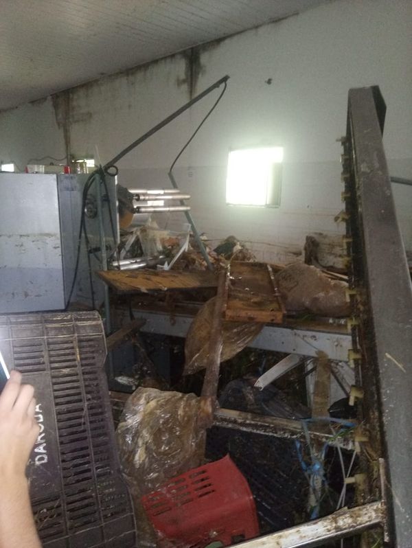 Empresa de Mariola é atingida por forte chuva nesta sexta (3) por Reprodução