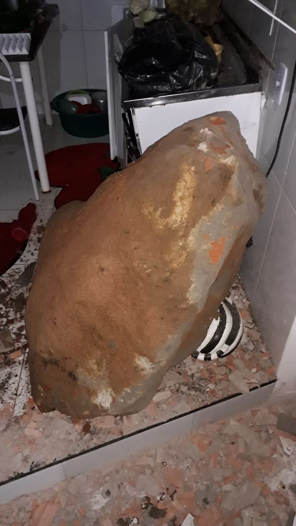 Pedra cai dentro de casa em Taquarussu, Cachoeiro de itapemirm