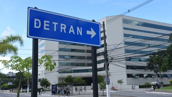 Funcionários de diversas categorias votaram pela paralisação das atividades; eles reivindicam a reestruturação de carreiras e correção de perdas salariais