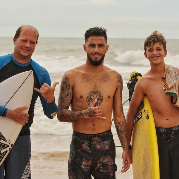 Jackson Biasutti e o filho Estevão Biasutti encontraram Filipe Toledo nas areias de Guarapari. Crédito: Acervo Pessoal