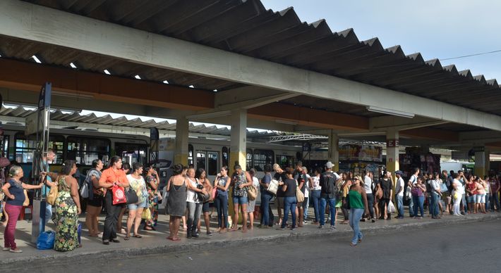 Ambulante estava comprando balas em uma barraca do terminal quando recebeu agressões físicas e verbais de um vigilante, segundo processo judicial
