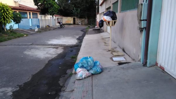 Alguns bairros da Serra ficaram sem coleta de lixo por cerca de seis dias seguidos por Maria Celia Gonçalves Baptista
