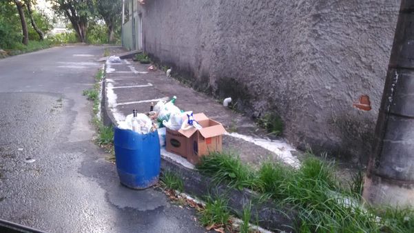 Alguns bairros da Serra ficaram sem coleta de lixo por cerca de seis dias seguidos por Maria Celia Gonçalves Baptista