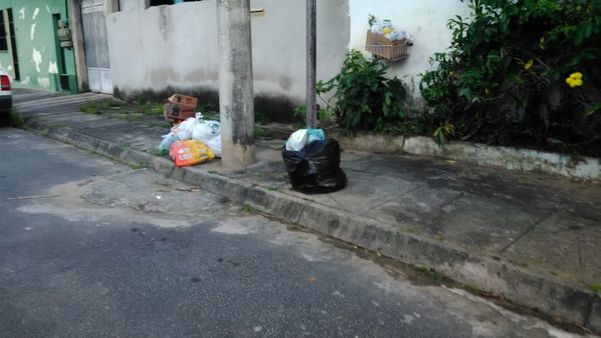 Alguns bairros da Serra ficaram sem coleta de lixo por cerca de seis dias seguidos por Maria Celia Gonçalves Baptista