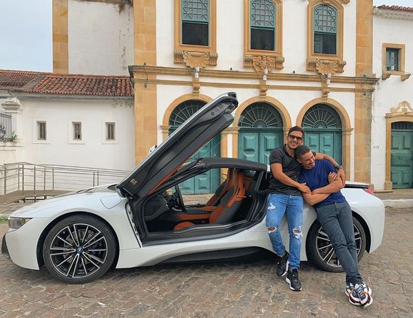 Carlinhos Maia dá uma BMW i8 para o marido Lucas Guimarães de presente