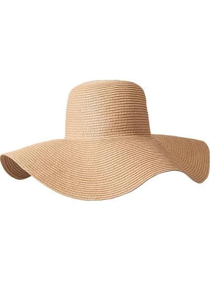 Chapéu de abas largas: acessório essencial para a bolsa de praia por Pinterest