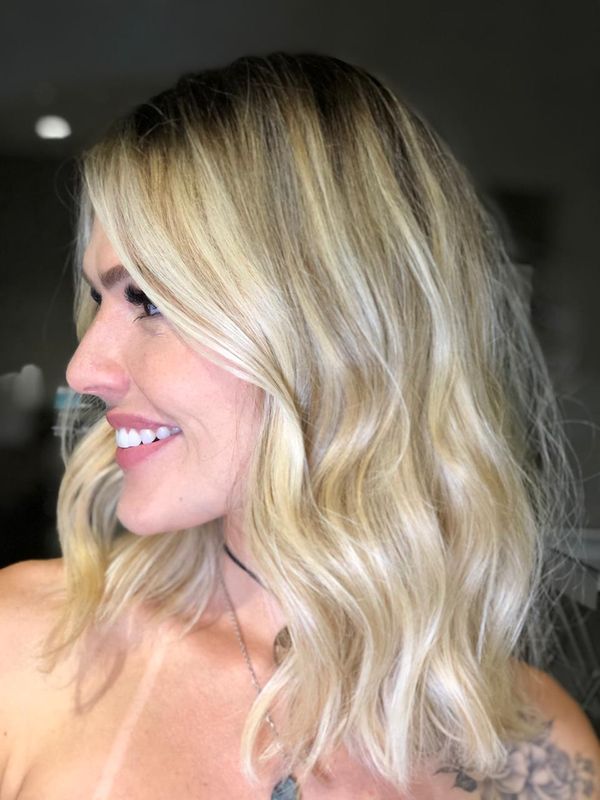 Surf blond é um dos tons de cabelos no verão por Divulgação/Hair & Spa Concept,