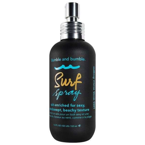 Surf spray: produto para borrifar nos cabelos e dar um aspecto de ondas naturais. Para o necessaire de praia por Divulgação