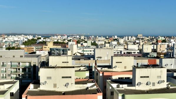 Jovem de 22 anos foi flagrado por seguranças do estabelecimento com pacotes de ração escondidos dentro de uma bolsa, junto a um casaco