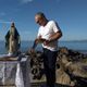 Imagem - Padre atende fiéis nas praias de Iriri, em Anchieta