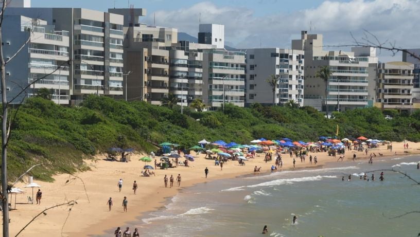 Banhistas aproveitam o dia sol na praia de Peracanga, em Guarapari