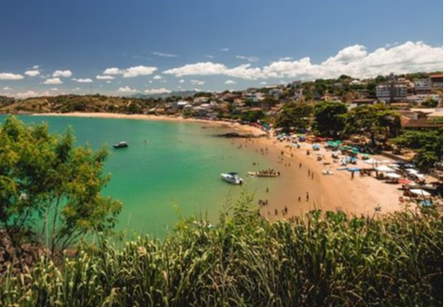 Com águas calmas e infraestrutura, a Praia da Areia Preta, em Iriri, é uma das mais frequentadas em Anchieta. Crédito: Prefeitura de Anchieta/Divulgação