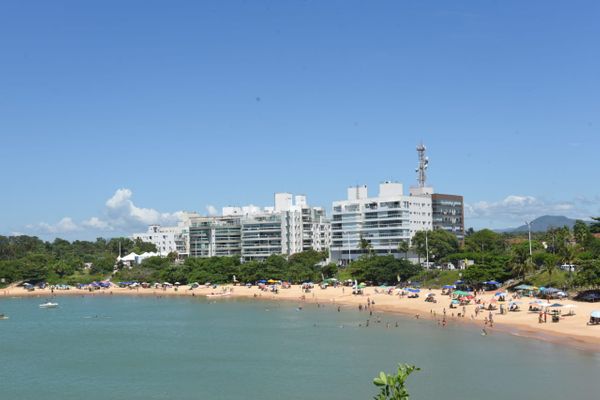 Banhistas aproveitam o dia sol na praia da Bacutia, em Guarapari
