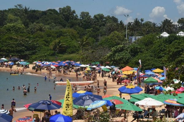 Banhistas aproveitam o dia sol na praia da Bacutia, em Guarapari