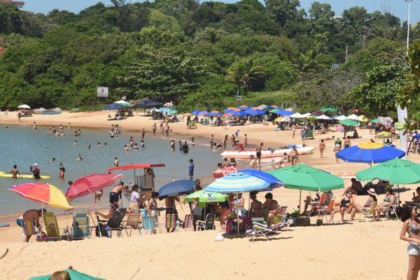 Praia cheia em Guarapari: cuidados redobrados no verão. Crédito: Ricardo Medeiros