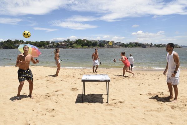 Data: 06/01/2020 - ES - Vitória - Galera joga futmesa e altinha na Ilha do Boi. São eles: Ramo Alves (calçao preto), Huellke Alves (camiseta), Gilberto Soares (calção branco), Julia Amaral ( sutião verde), e Ariane Hehr - Foto: Carlos Alberto Silva por Carlos Alberto Silva