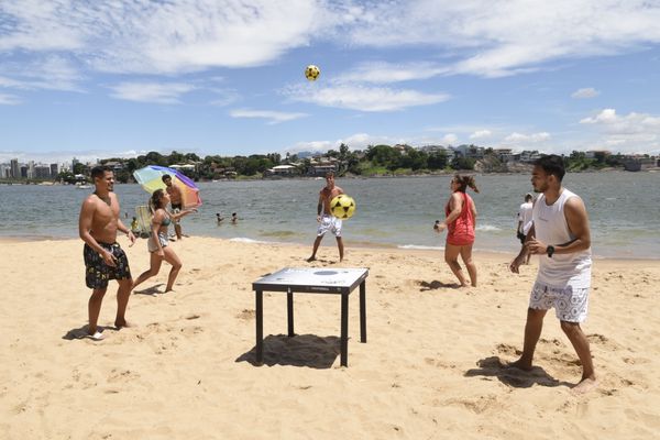 Data: 06/01/2020 - ES - Vitória - Galera joga futmesa e altinha na Ilha do Boi. São eles: Ramo Alves (calçao preto), Huellke Alves (camiseta), Gilberto Soares (calção branco), Julia Amaral ( sutião verde), e Ariane Hehr - Foto: Carlos Alberto Silva por Carlos Alberto Silva