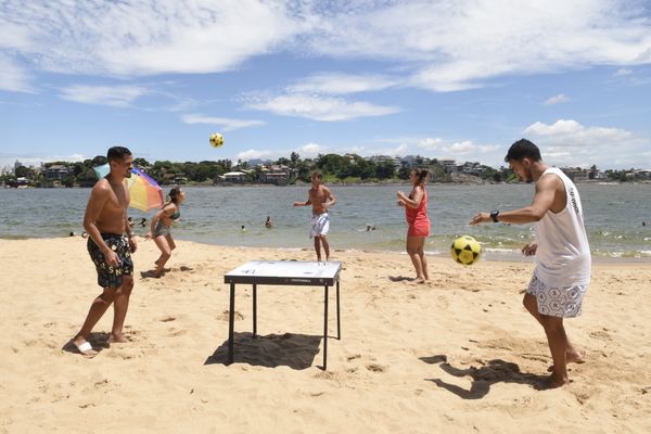 Data: 06/01/2020 - ES - Vitória - Galera joga futmesa e altinha na Ilha do Boi. São eles: Ramo Alves (calçao preto), Huellke Alves (camiseta), Gilberto Soares (calção branco), Julia Amaral ( sutião verde), e Ariane Hehr - Foto: Carlos Alberto Silva por Carlos Alberto Silva