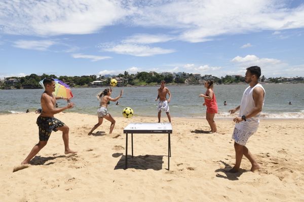 Data: 06/01/2020 - ES - Vitória - Galera joga futmesa e altinha na Ilha do Boi. São eles: Ramo Alves (calçao preto), Huellke Alves (camiseta), Gilberto Soares (calção branco), Julia Amaral ( sutião verde), e Ariane Hehr - Foto: Carlos Alberto Silva por Carlos Alberto Silva